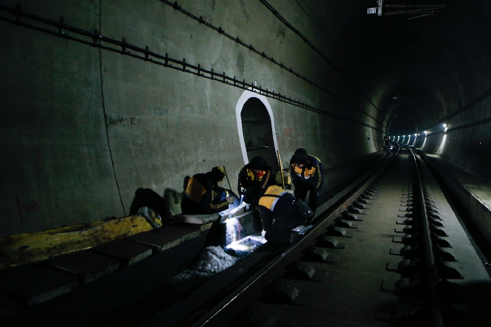 南票铁路运营隧道病害现状